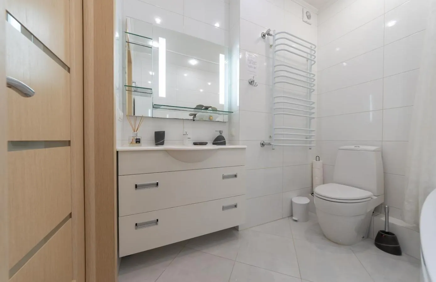 Beautiful 1 Bedroom Apartment On 1 Feodoseevskaya Street Kijev